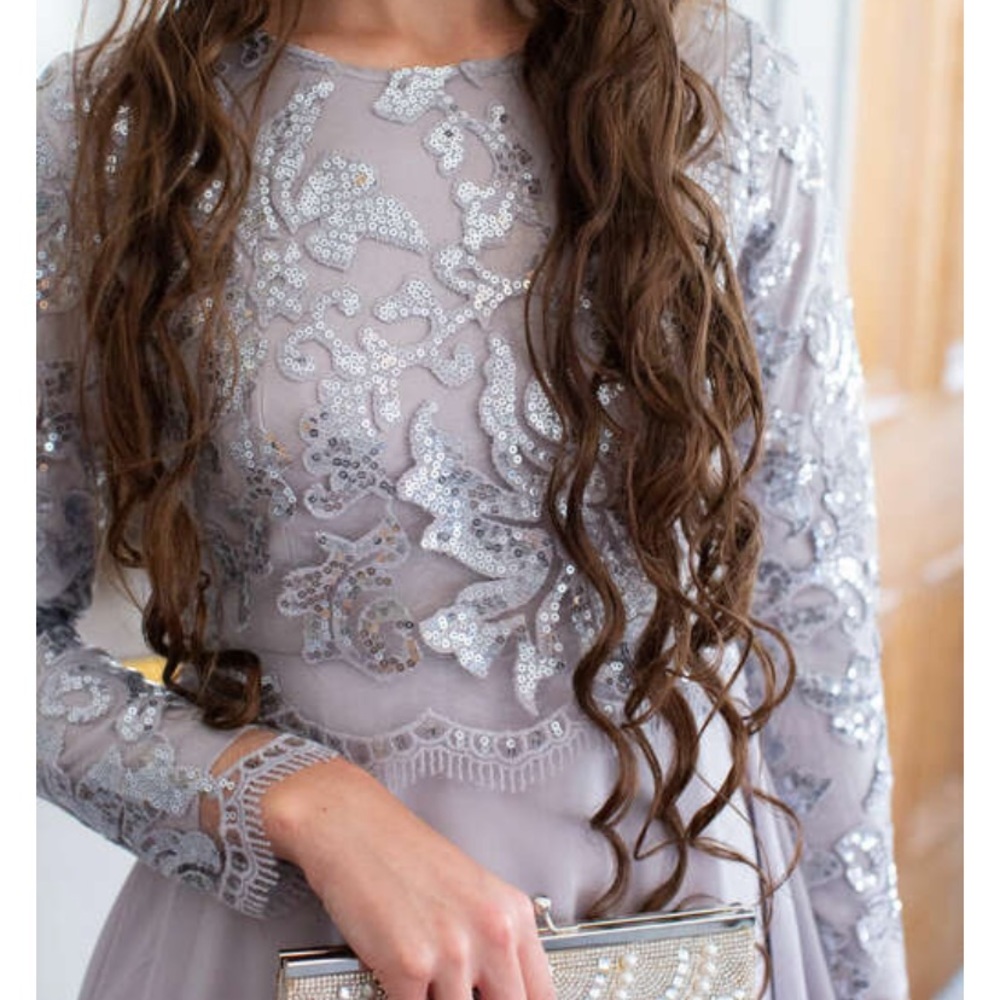 Worn 1x! EUC! The first two pics are the color and details, third pic is length!
